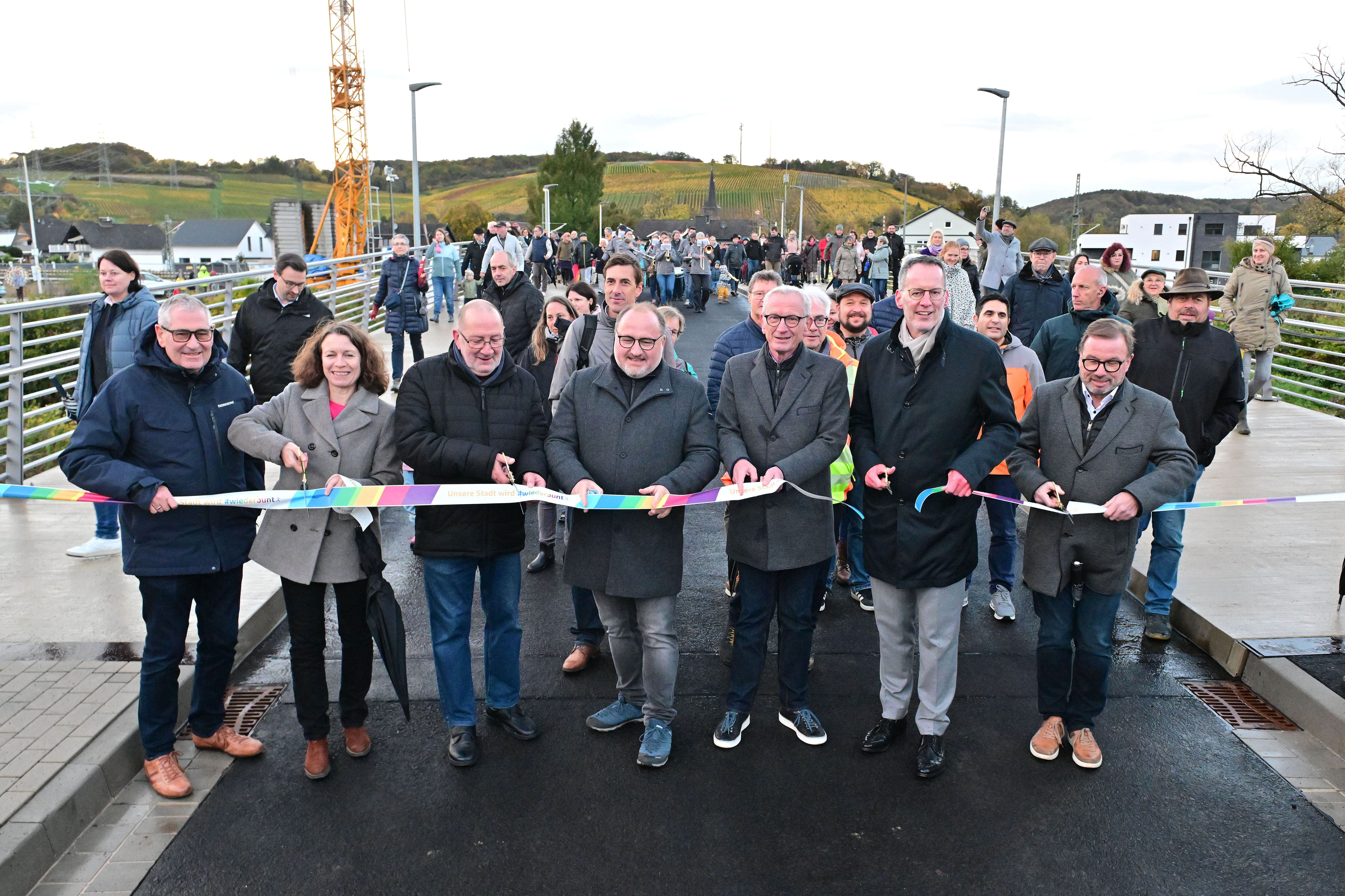 Viele Menschen feiern die neue Heppinger Brücke. Sie freuen sich.