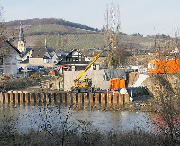 Baustelle der neuen Carl-von-Ehrenwall-Allee Brücke im Stadtteil Ahrweiler mit Blick auf Weinberge im Hintergrund.