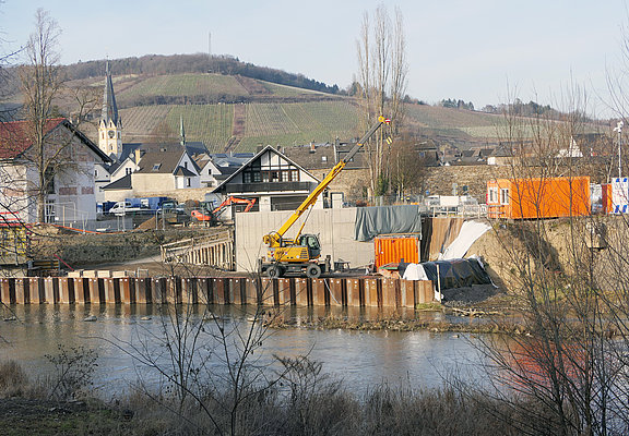 Baustelle der neuen Carl-von-Ehrenwall-Allee Brücke im Stadtteil Ahrweiler mit Blick auf Weinberge im Hintergrund.