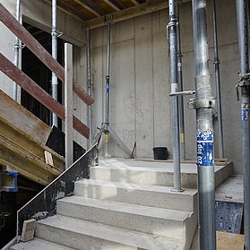 Kita St. Pius im Bau in Bad Neuenahr: Rohbau mit Treppe und Stützpfeilern im Stadtteil Bad Neuenahr.