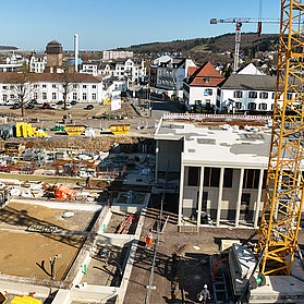 Baustelle im Kurpark Bad Neuenahr im Stadtteil Bad Neuenahr – moderne Parkanlagen im Aufbau im Ahrtal.
