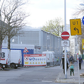 Container und Baumaterialen vor dem Altbau der Grundschule Bad Neuenahr.