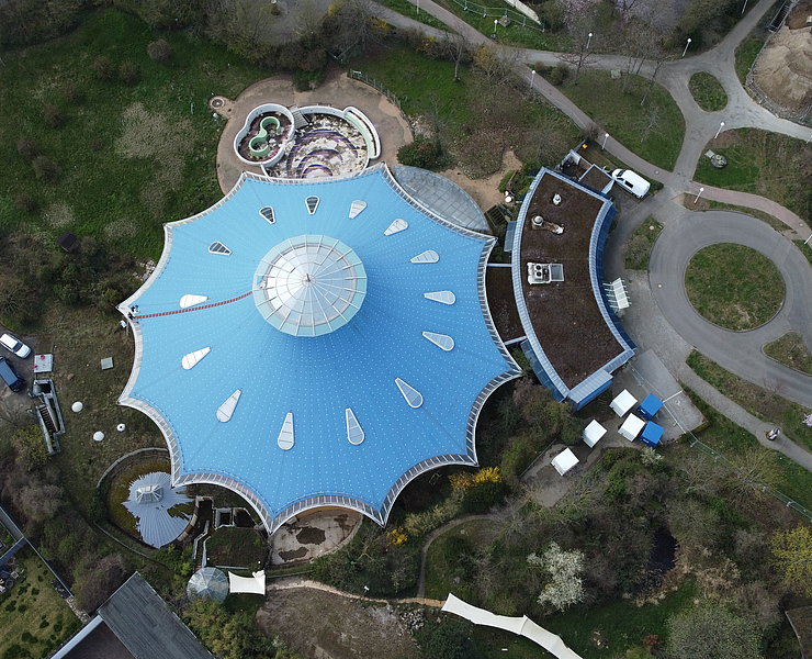 Ahr-Thermen in Bad Neuenahr: Blick von oben auf das geplante städtische Gebäude mit markantem blauen Dach.