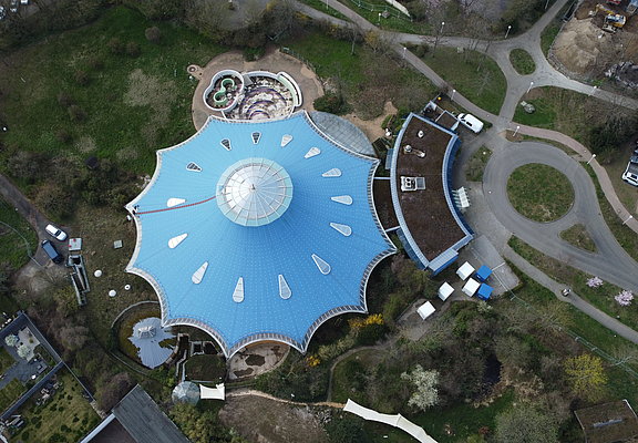 Ahr-Thermen in Bad Neuenahr: Blick von oben auf das geplante städtische Gebäude mit markantem blauen Dach.