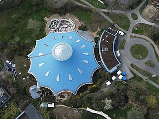 Ahr-Thermen in Bad Neuenahr: Blick von oben auf das geplante städtische Gebäude mit markantem blauen Dach.