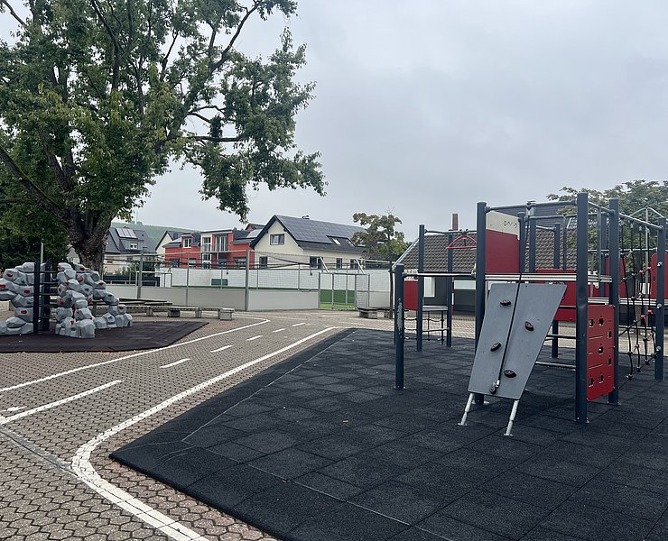 Spielplatz und Klettergerüst auf dem Schulhof der Aloisius-Grundschule im Ahrweiler Stadtteil im Bauzustand.