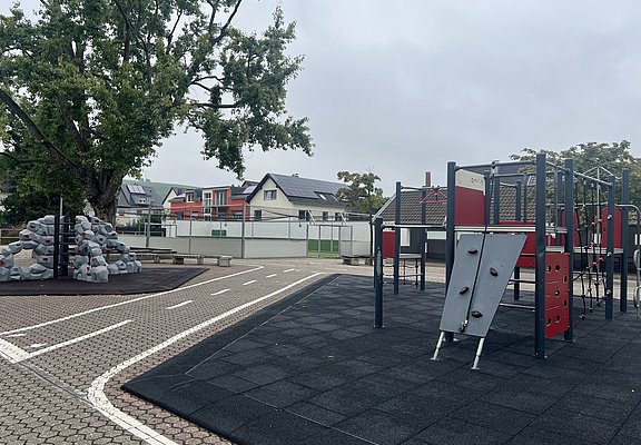 Spielplatz und Klettergerüst auf dem Schulhof der Aloisius-Grundschule im Ahrweiler Stadtteil im Bauzustand.