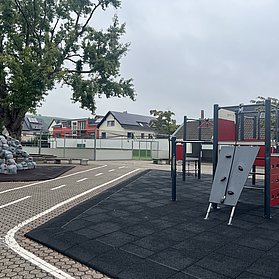 Spielplatz und Klettergerüst auf dem Schulhof der Aloisius-Grundschule im Ahrweiler Stadtteil im Bauzustand.