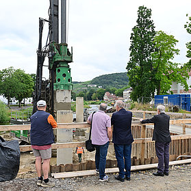 Baustelle der Carl-von-Ehrenwall-Allee im Stadtteil Ahrweiler mit Landschaft im Hintergrund.