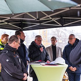 Ehemaliger Bürgermeister Guido Orthen hält eine Ansprache zur Grundsteinlegung.