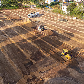 Planierungsarbeiten für den Sportplatz