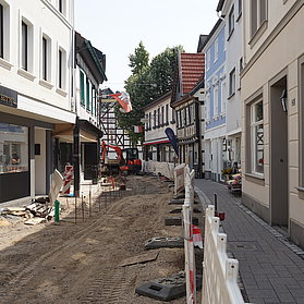 Offene Baustelle mit begehbarem Streifen auf der rechten Seite.