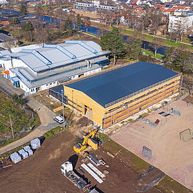 Sportheim im Wiederaufbau mit Gerüst