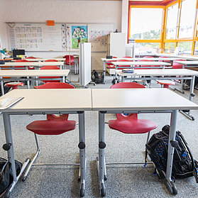 Leerer Klassenraum der Erich Kästner Realschule Plus im Stadtteil Bad Neuenahr.