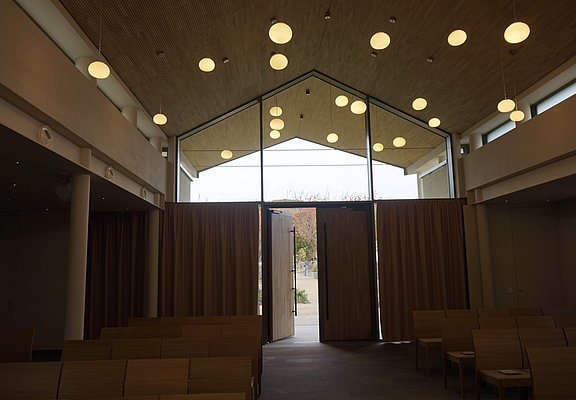 Innenaufnahme der Aussegnungshalle auf dem Friedhof im Stadtteil Ahrweiler mit modernen Holzdetails.