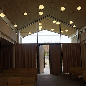 Innenaufnahme der Aussegnungshalle auf dem Friedhof im Stadtteil Ahrweiler mit modernen Holzdetails.