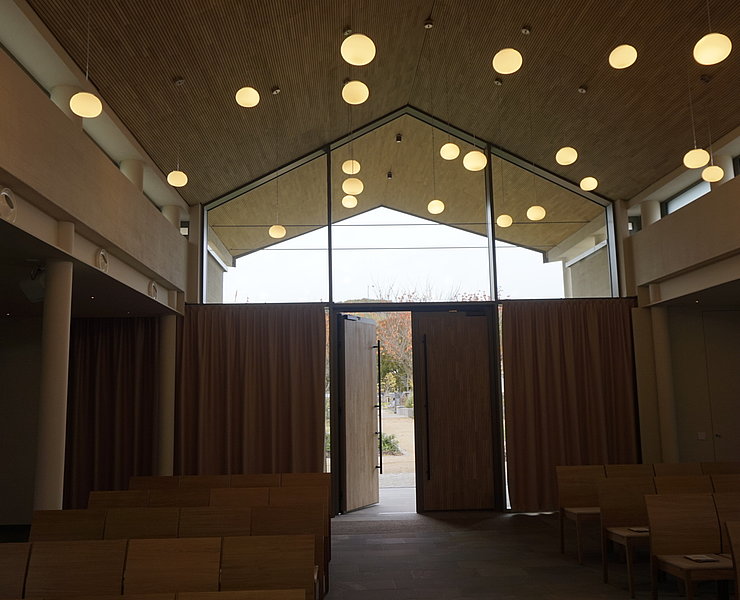 Innenaufnahme der Aussegnungshalle auf dem Friedhof im Stadtteil Ahrweiler mit modernen Holzdetails.