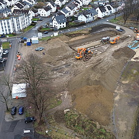 Luftaufnahme des Feuerwehrhauses Ahrweiler im Stadtteil Ahrweiler, städtisches Gebäude mit Bautätigkeiten im Zuge des Wiederaufbaus.