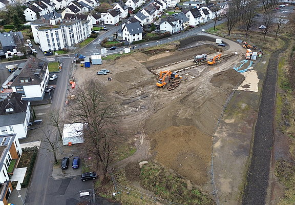 Luftaufnahme des Feuerwehrhauses Ahrweiler im Stadtteil Ahrweiler, städtisches Gebäude mit Bautätigkeiten im Zuge des Wiederaufbaus.
