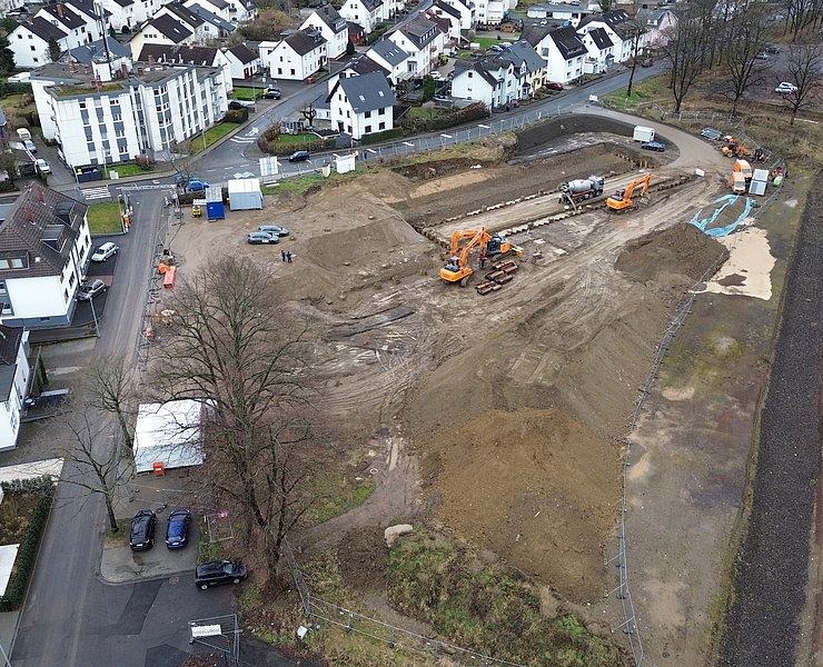 Luftaufnahme des Feuerwehrhauses Ahrweiler im Stadtteil Ahrweiler, städtisches Gebäude mit Bautätigkeiten im Zuge des Wiederaufbaus.