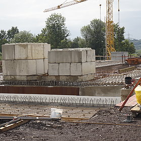 Baumaterialien und Kran auf der Baustelle der Heppinger Brücke.