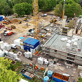 Kurpark Bad Neuenahr im Stadtteil Bad Neuenahr im Bau mit Kränen und Baustellenfahrzeugen auf dem Gelände.