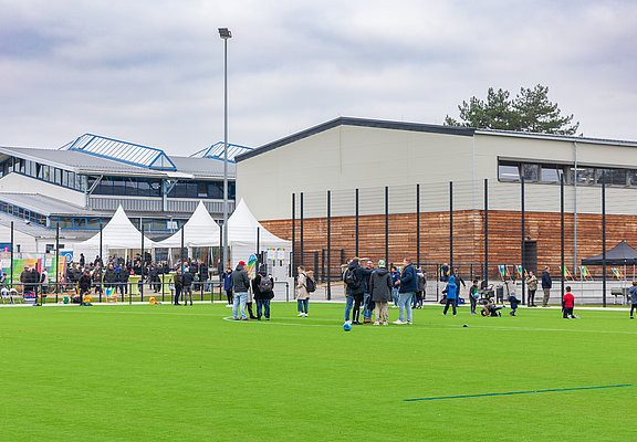 Eröffnung der Sportanlage mit vielen Gästen