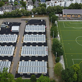 Apollinarisstadion im Stadtteil Bad Neuenahr: Sportstätte im Bau mit modernem Kunstrasenplatz und umliegender Infrastruktur.
