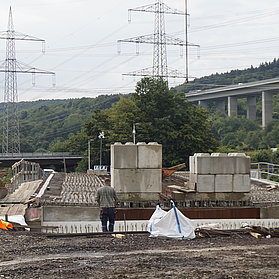 Baumaterialien und Arbeiter auf der Baustelle der Heppinger Brücke.