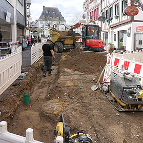 Offene Straße mit Baugeräten und Baggern.