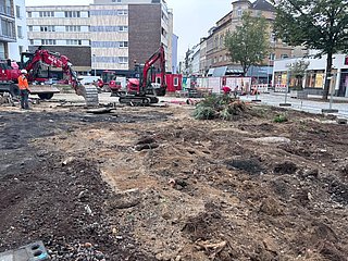Offener Boden umgeben von Baggern