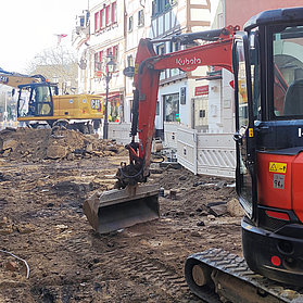 Zwei Bagger auf der Baustelle in der Niederhut.