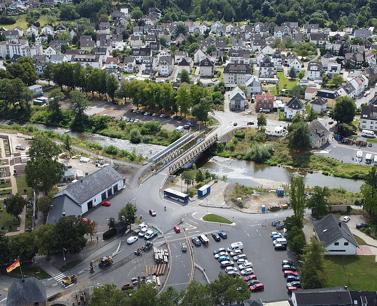Drohnenaufnahme der Ahr mit der provisorischen Ahrtorbrücke neben der alten Feuerwehr Ahrweiler