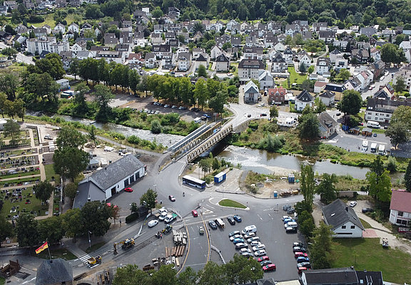 Drohnenaufnahme der Ahr mit der provisorischen Ahrtorbrücke neben der alten Feuerwehr Ahrweiler