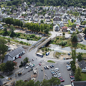Drohnenaufnahme der Ahr mit der provisorischen Ahrtorbrücke neben der alten Feuerwehr Ahrweiler