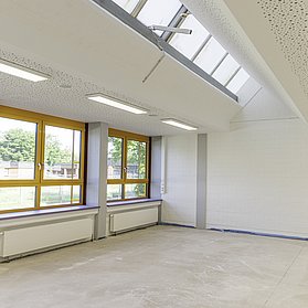 Heller, leerer Raum im Rohbau der Erich Kästner Realschule Plus im Stadtteil Bad Neuenahr im Ahrtal.