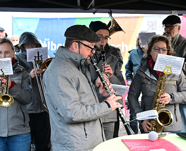 Band spielt auf Klarinetten, Saxophonen und Trompeten