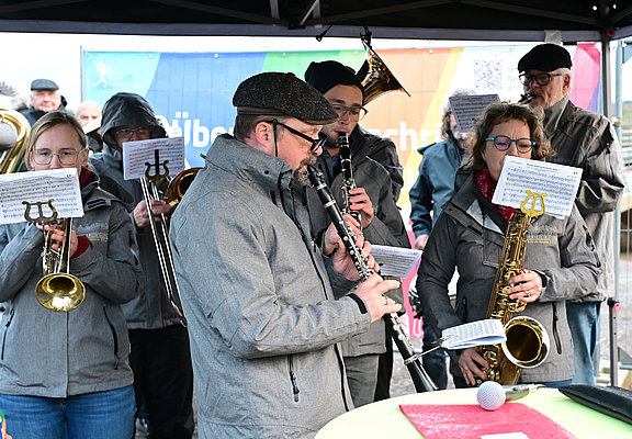 Band spielt auf Klarinetten, Saxophonen und Trompeten