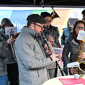 Band spielt auf Klarinetten, Saxophonen und Trompeten