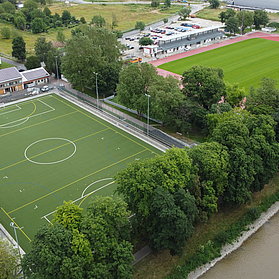 Apollinarisstadion im Stadtteil Bad Neuenahr: moderne Sportstätte im Bau mit Fußballfeld und Laufbahn am Ahr-Ufer.