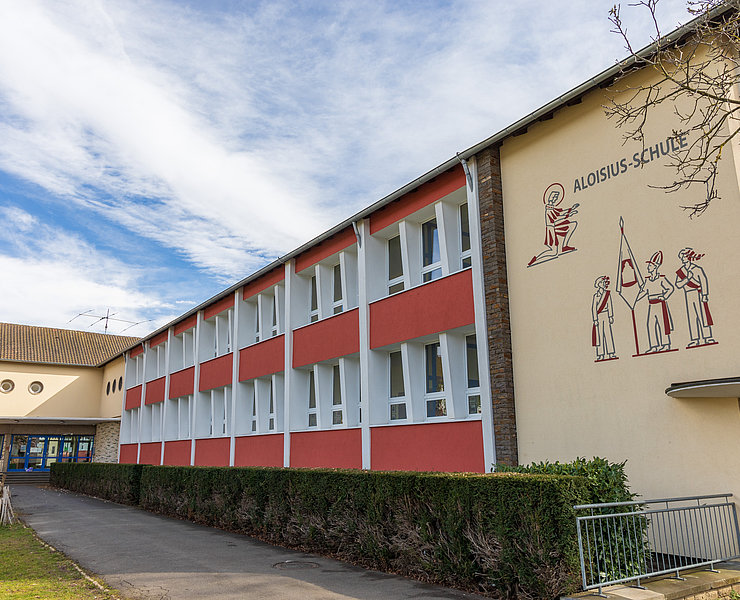 Aloisius-Grundschule im Ortsteil Ahrweiler – moderne Schule im Bau mit großer Fensterfront und Schulmauerzeichnung.