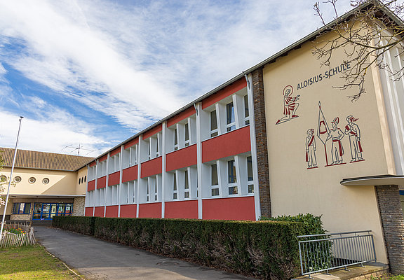 Aloisius-Grundschule im Ortsteil Ahrweiler – moderne Schule im Bau mit großer Fensterfront und Schulmauerzeichnung.