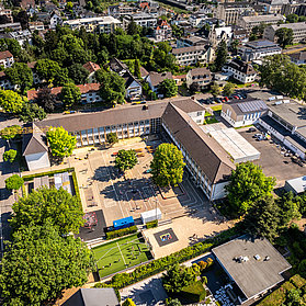 Luftaufnahme der Grundschule Bad Neuenahr im Stadtteil Bad Neuenahr, aktuell im Bau und von viel Grün umgeben.