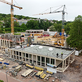 Kurpark Bad Neuenahr im Stadtteil Bad Neuenahr im Bau mit Kränen und Baumaterialien, umgeben von grünen Parkanlagen.