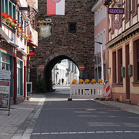 Blick durch die neu gepflasterte Niederhut.