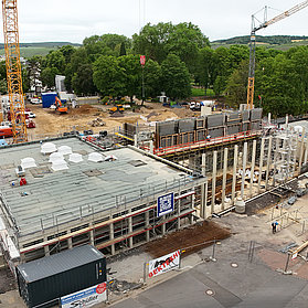 Baustelle des Kurparks Bad Neuenahr im Stadtteil Bad Neuenahr mit Hebekränen und beginnender Parkanlage im Hintergrund.