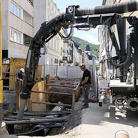 Große Baugeräte führen in eine Tiefbaumaßnahme in der Poststraße.