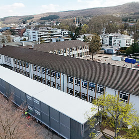 Luftaufnahme der Grundschule Bad Neuenahr und der Interminsschule.