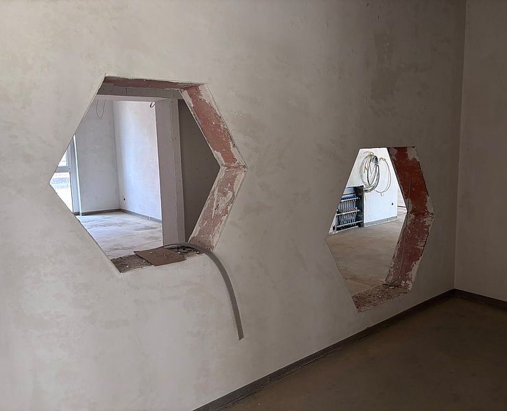 Zwei sechseckige Löcher in der Wand