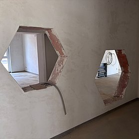 Zwei sechseckige Löcher in der Wand